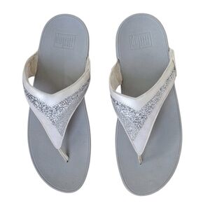 FitFlop Lulu Silver Glitter Thong Toe Post Flipflop 11 Beachy Comfory